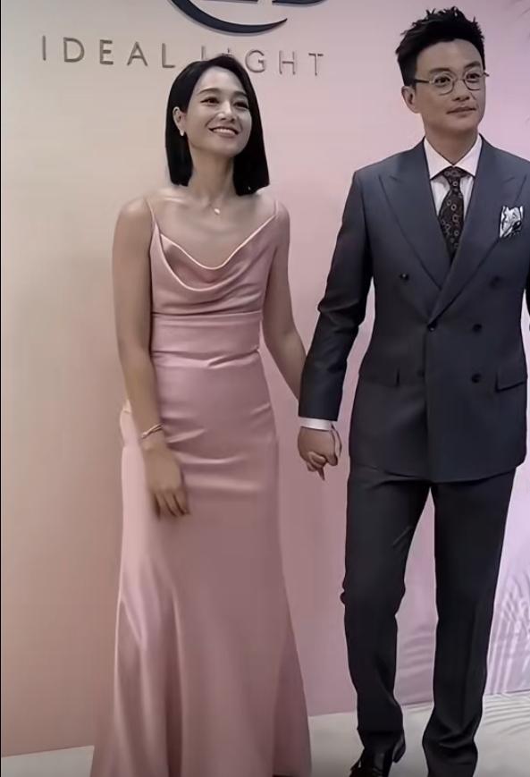 朱丹好爱丈夫周一围，看她的眼神。真是一对俊男靓女，镜头里满满的超值美感，不知男主