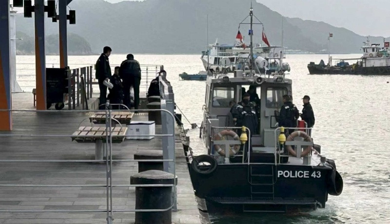 香港西贡码头惊现神秘浮尸！老年女子身绑砖头坠海，警方紧急调查