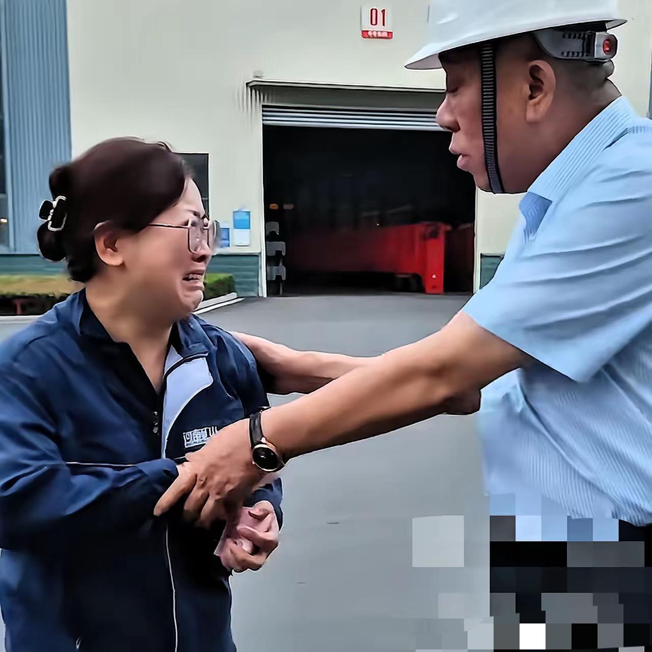 “自愿加班”四个字，在她脸上碎得彻彻底底。河南矿山的女工甄永红坐在车间里，面