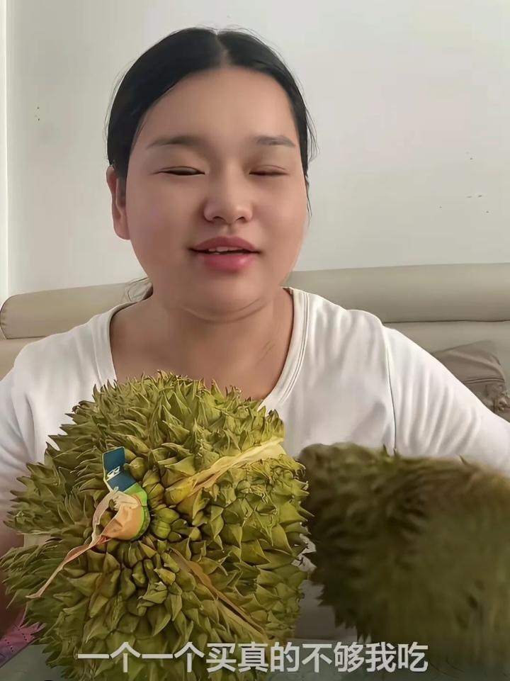 这个女子每天买一个榴莲不够吃，她买了两个榴莲，婆婆说了她几句，她就回了娘家，并对