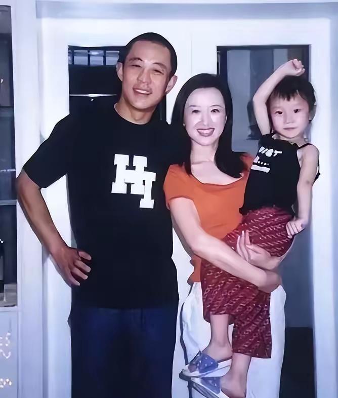 这是被侯勇淘汰掉的第一个老婆，她比现在的第三任差哪儿了？谁说初恋都是最好的？侯勇