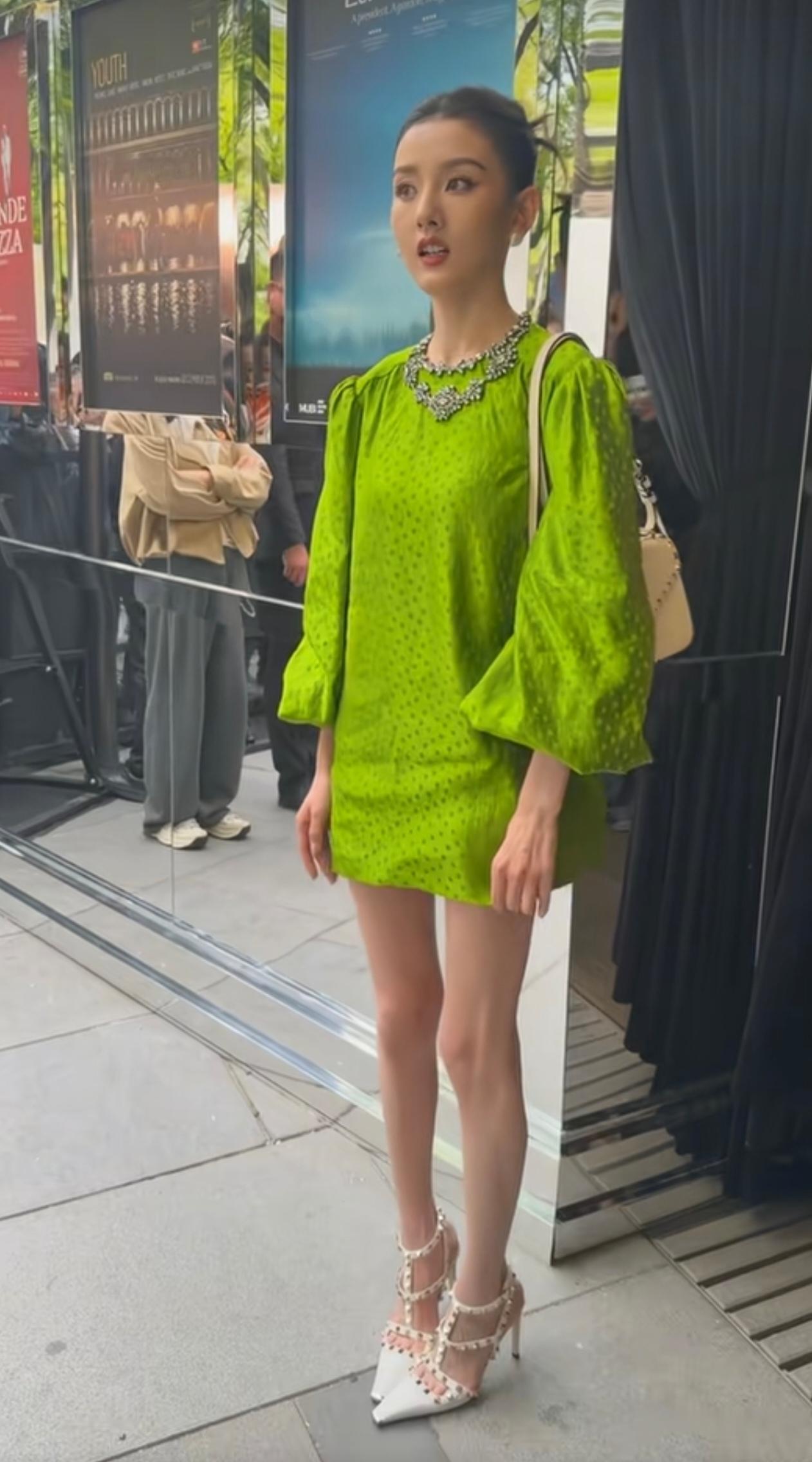 4月22日，宋祖儿这场华伦天奴活动生图真的太靓了！惹眼的牛油果