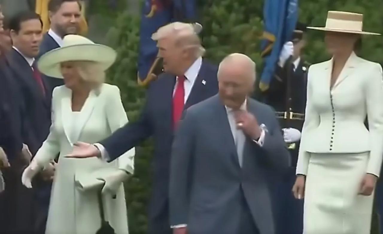 本来应该是英国国王查尔斯三世和美国政府官员握手，但是懂王抢身过去和自己的手下握手