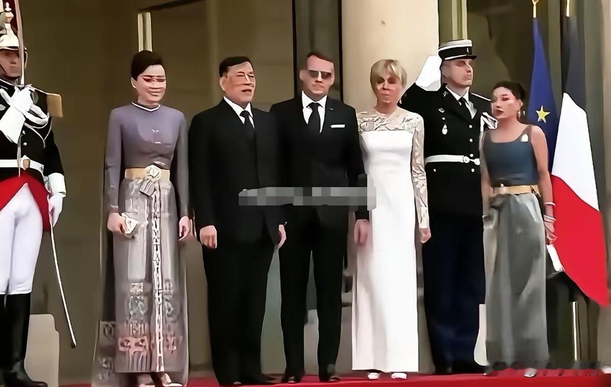 马克龙又遭家暴了？！有人说，马克龙夫人生气时，喜欢朝马克龙脸上下手，一般都让马