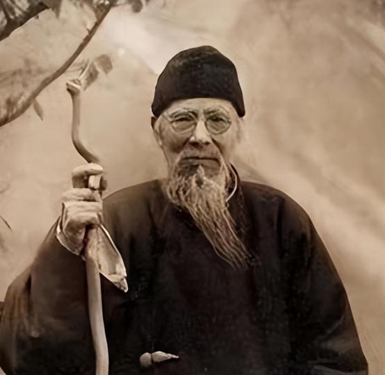 1957年，93岁高龄的齐白石闹着再婚，朋友给他介绍了一个44岁的女人，他勃然大