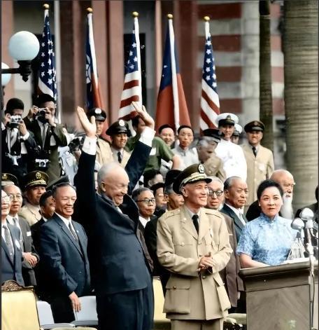 🌞1960年6月，毛主席得知美国总统艾森豪威尔要窜访台湾的消息后，在最高国