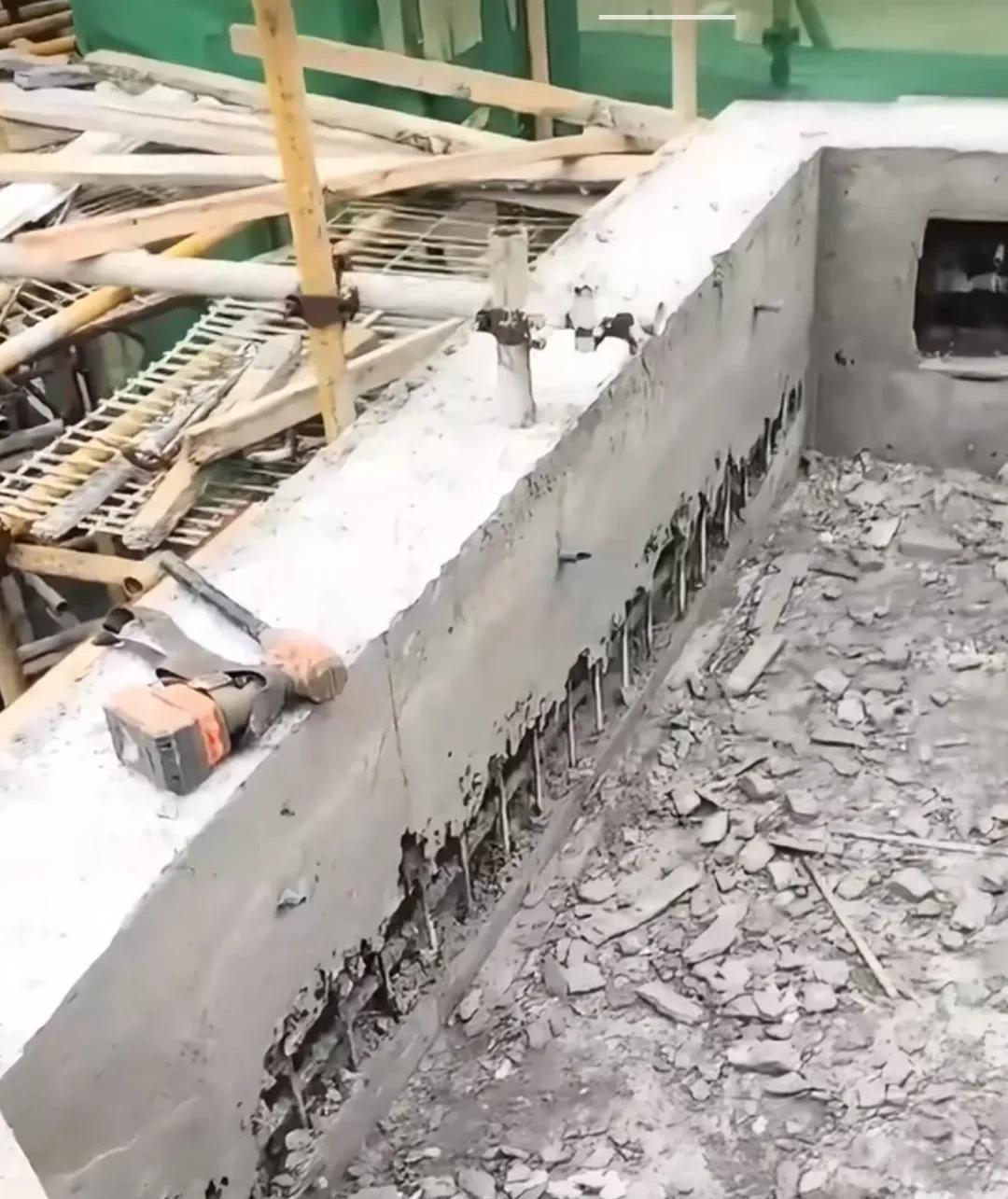 混凝土浇筑时，就给带班的说，吊模处要好好振捣，避免出现漏振情况，结果还是出现了。