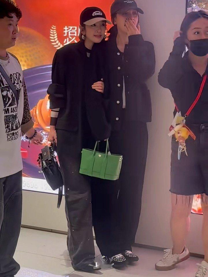 孙怡唐艺昕看周翊然被挤的反应，这画面我看第一遍根本没看出什么门道。镜头里就是人多
