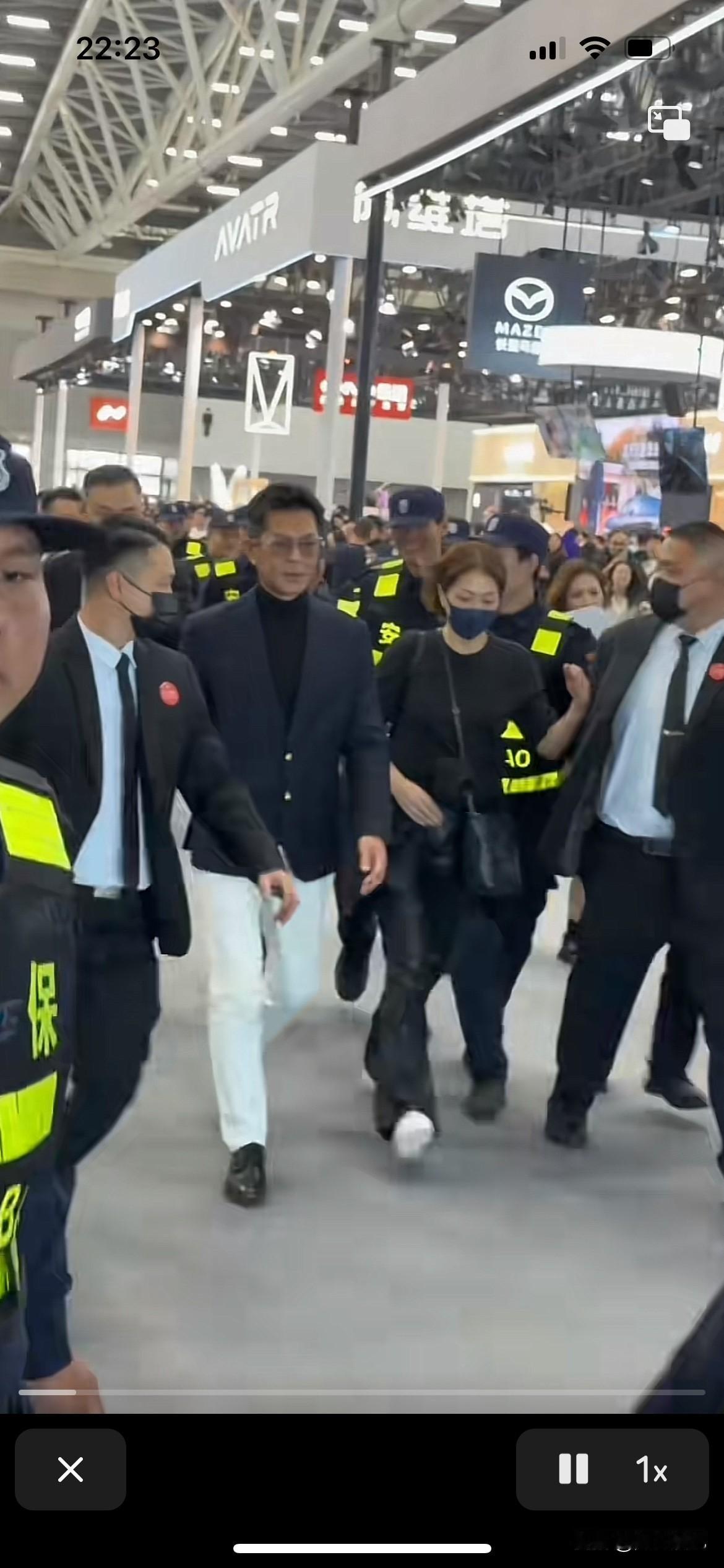 为什么这些香港明星到大陆就要摆出那么大的阵势，一帮安保人员围得严严实实，生怕观众