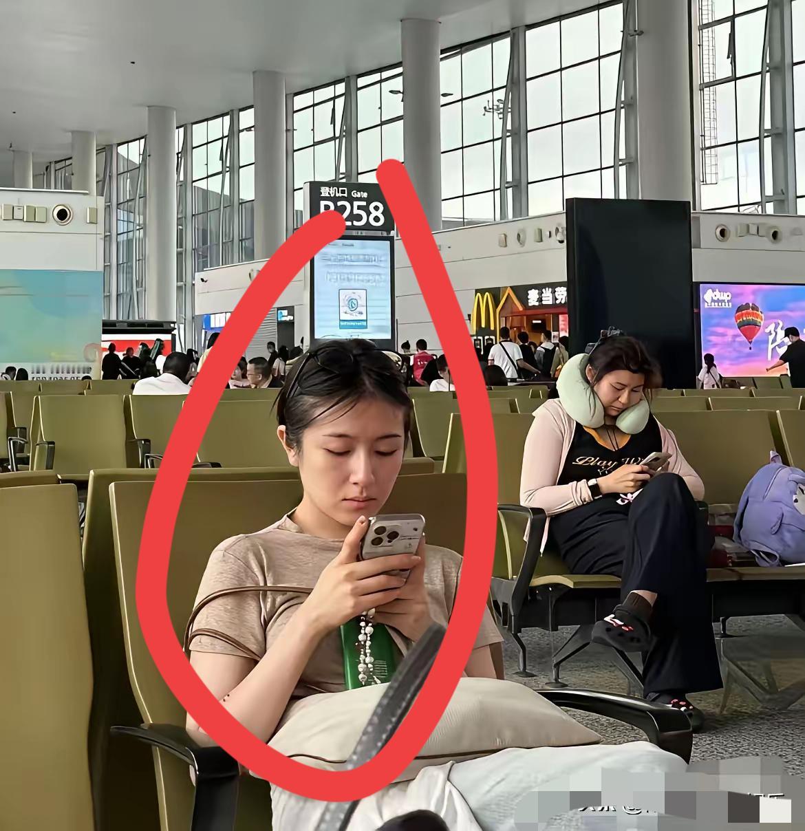 这位大佬拿的手机是不是三星的品牌