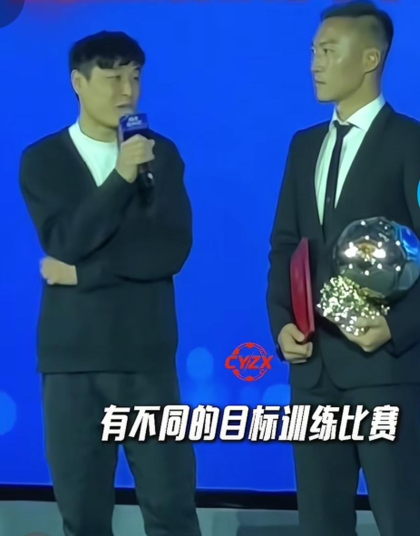 申花球迷不理解武磊这句话意思！就在昨天海港队长武磊为申花队长吴曦颁发金球奖，武磊