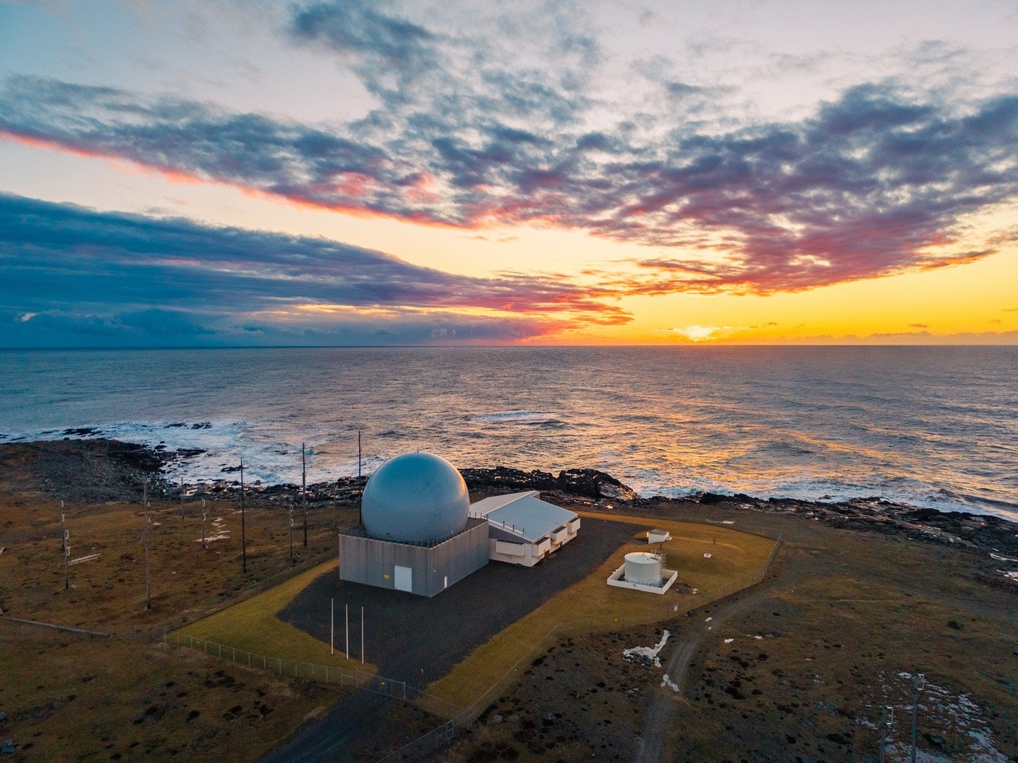 冰岛东部小镇Höfn是我们的福地，蝙蝠山每次都会展现出不同的精彩。从航拍视角灯塔