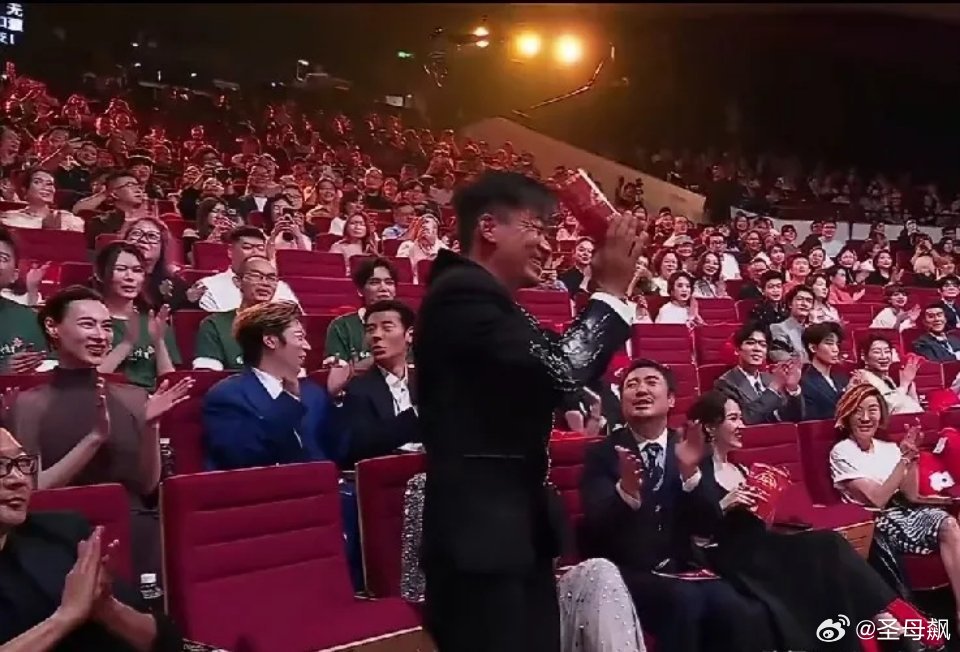 沈腾，好心办坏事了[捂脸哭]6月14日微博之夜现场，惠英红、黄渤正cue到王宝强，