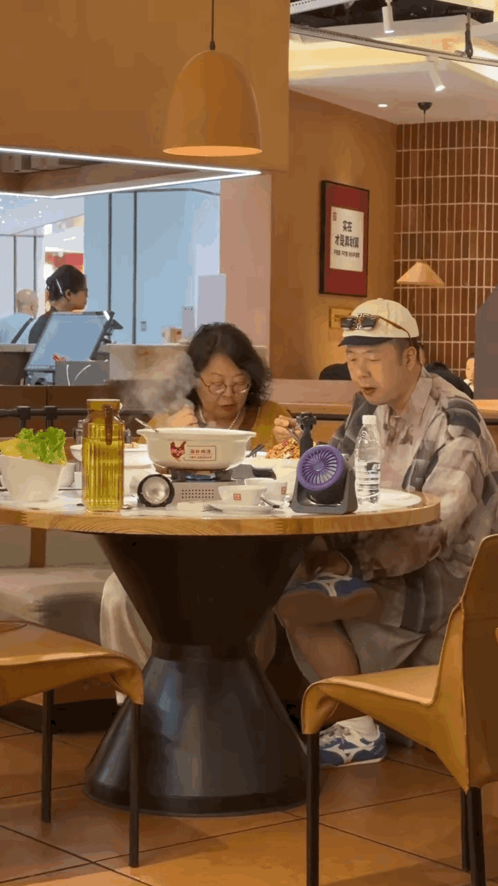 不得不承认，杜海涛和他的母亲这张脸长得是真的像！之前，沈梦辰晒出杜海涛和婆婆穿少数民族盛装的合照，直