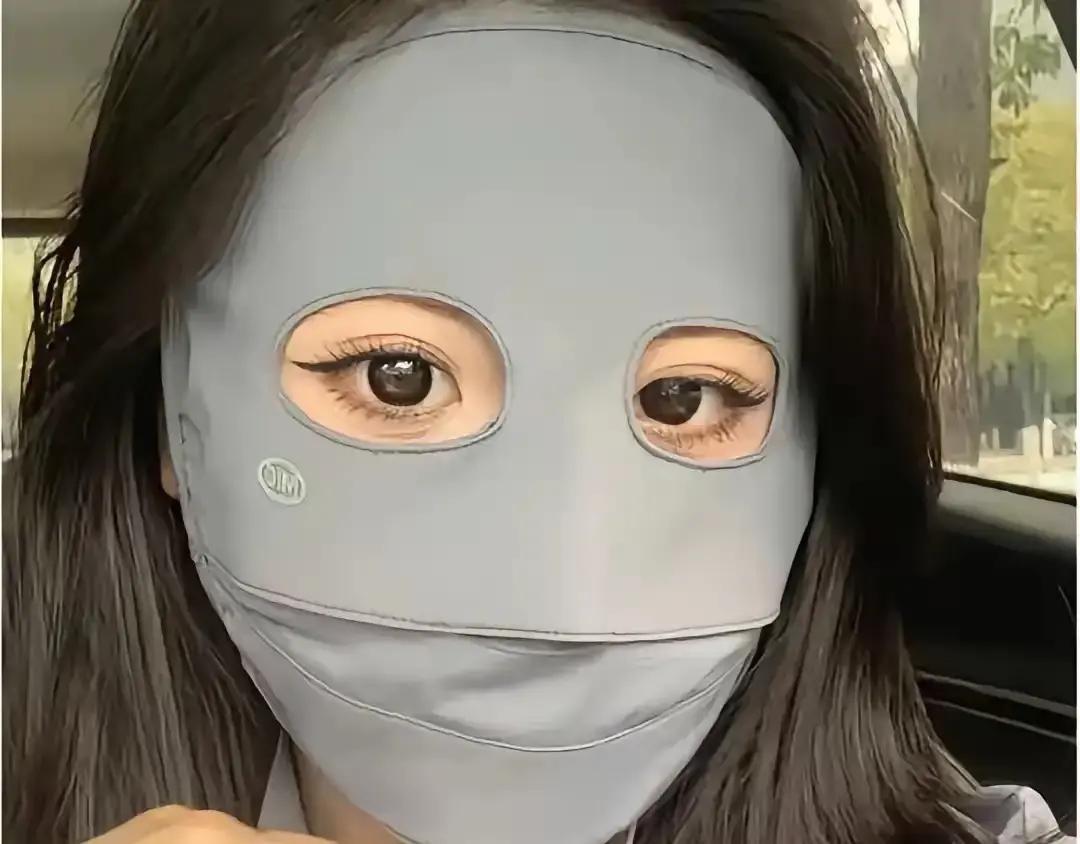 每年夏天，街上总会出现一批把自己包得只剩两只眼睛的女人，帽子、口罩、袖套一件不少