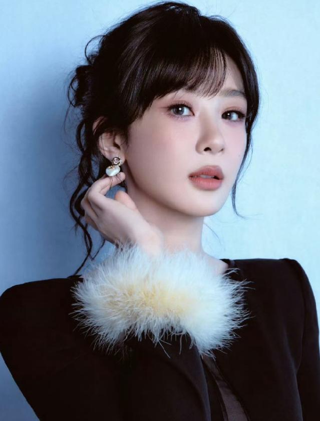 杨紫2026年首封拿下港版Vogue开年刊！可能是珠宝品牌APM给推封的吧，这