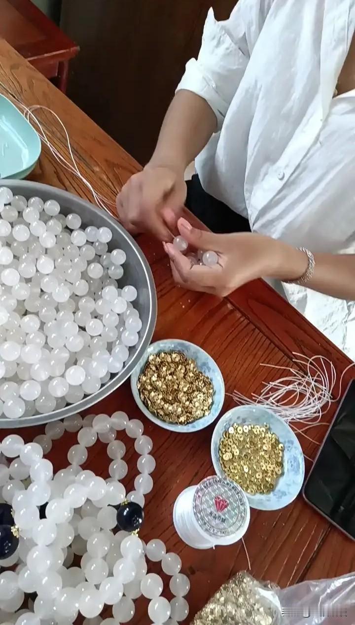 专门盯上居家宝妈的杀鸟盘骗局接连曝光，云南、广西多地多人中招。骗子先用串珠、钻石