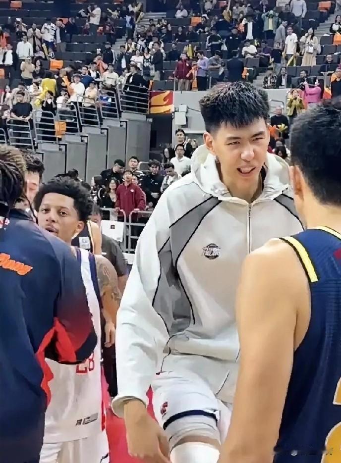 徐昕这是对王少杰有怨气啊？赛后握手环节，还去找王少杰说他膝盖被弄伤的情况，不然，