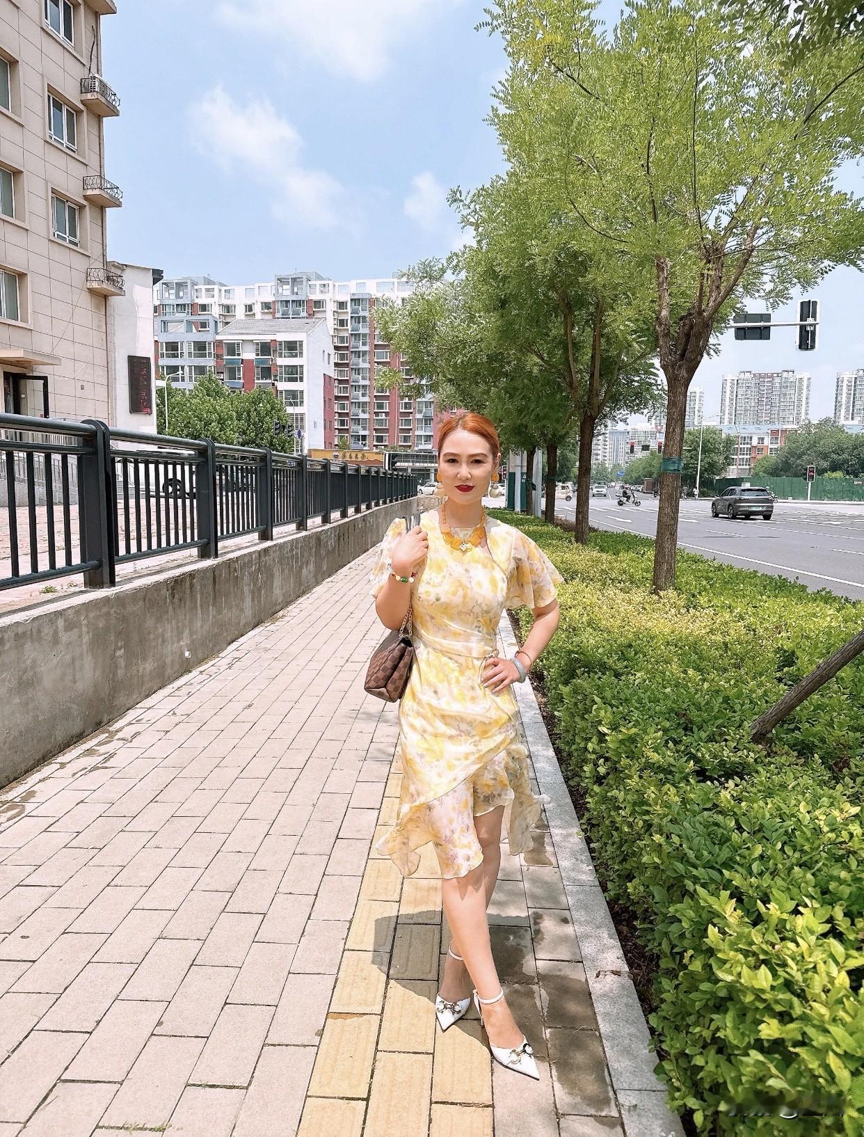 女生怎么穿搭会看上去很优雅穿套装，上下身颜色协调统一，风格简洁。