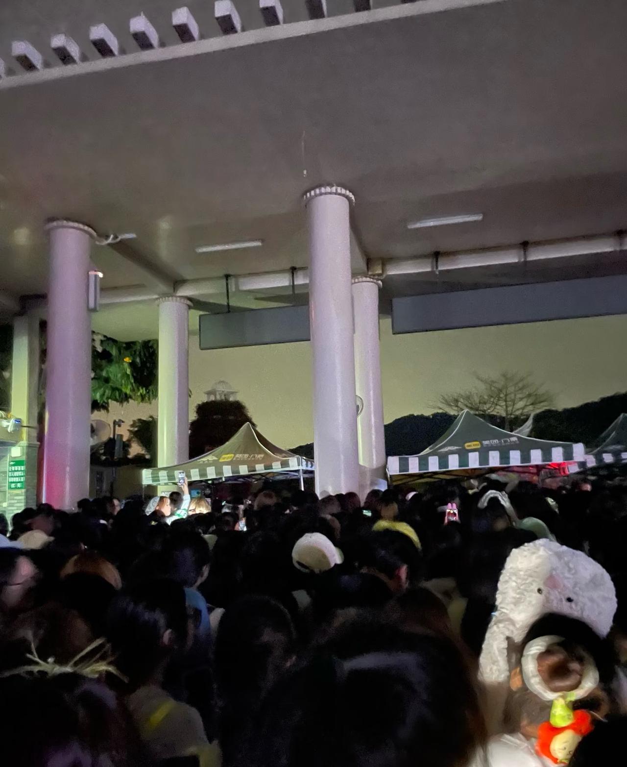 早上六点钟的南宁青秀山全是人啊！现在的年轻人为了见个偶像排队12个小时都不带