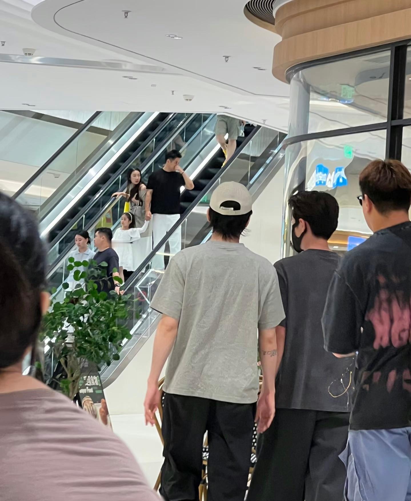 网友杭州偶遇丞磊曾舜晞逛街求偶遇教程🙋​​​