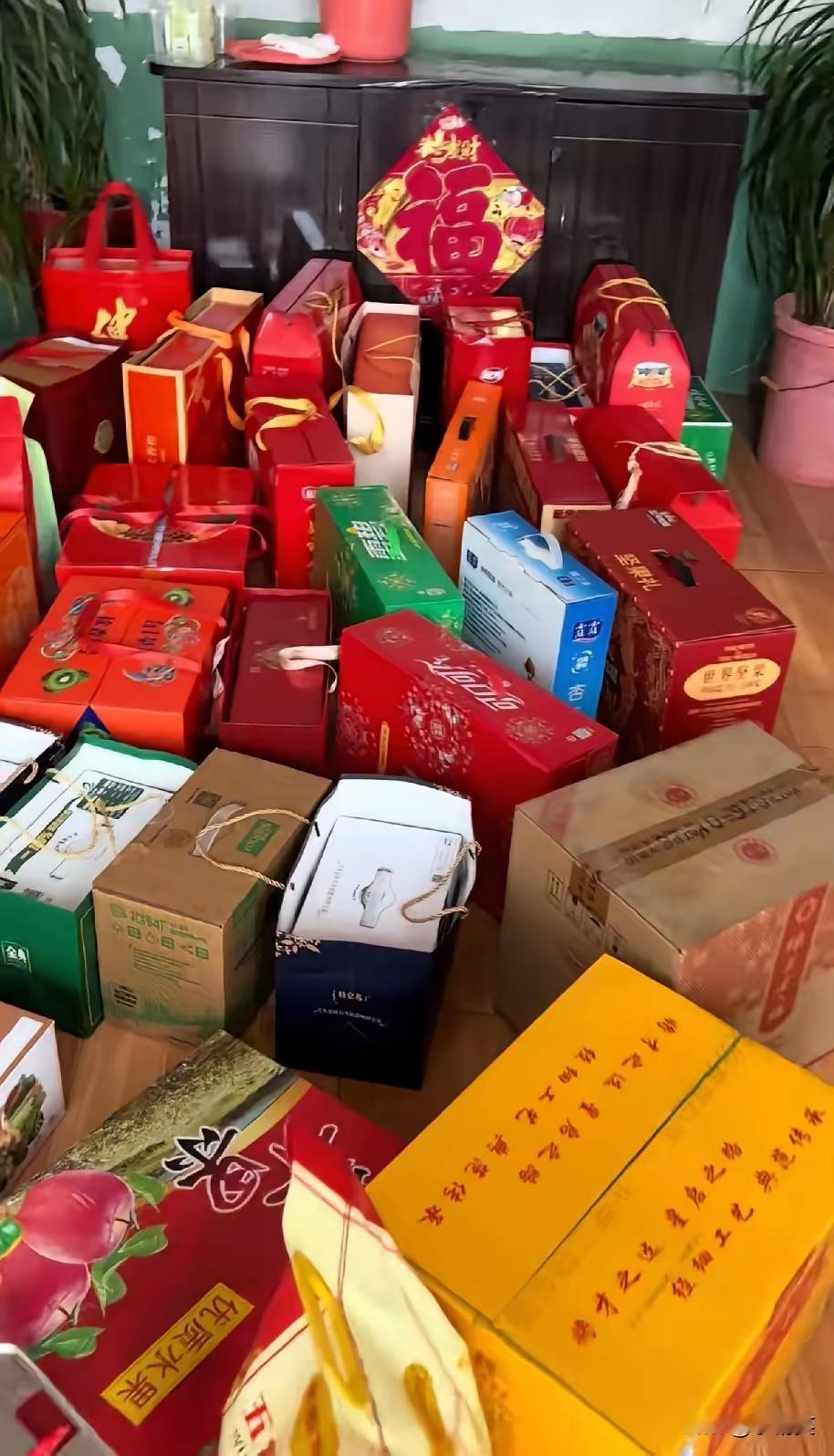 你大家讨论一个很现实的问题，过年走亲戚送礼是直接给钱好还是送一些水果牛奶米面油之