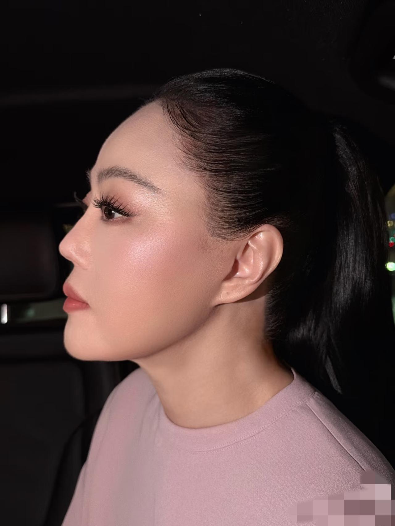 章小蕙真拼，还是富婆，花高价请化妆师专门化了玫瑰飞扬妆，以便让她在巴黎时装周中大