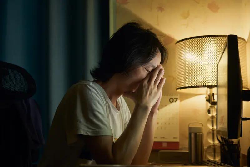 是的，长期熬夜会明显增加白发出现的风险。其核心机制与身体多系统紊乱密切相关。1