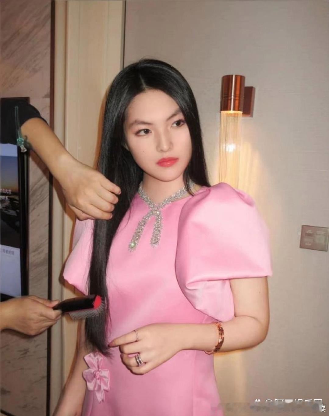 王诗龄换了个眉毛好看了很多呀，李湘瘦的这么快吗，上次机场还是那么胖的。