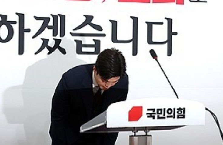 韩国执政党权力内斗大戏开场天哪！韩国执政党国民力量党内部