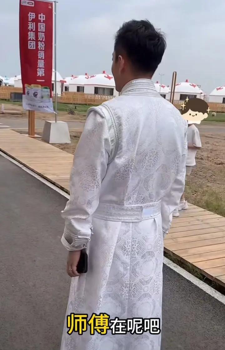 没想到这次小琳琳也露面啦！汪小菲上午刚忙完新店开业剪彩，下午就马不停蹄赶回蒙古包