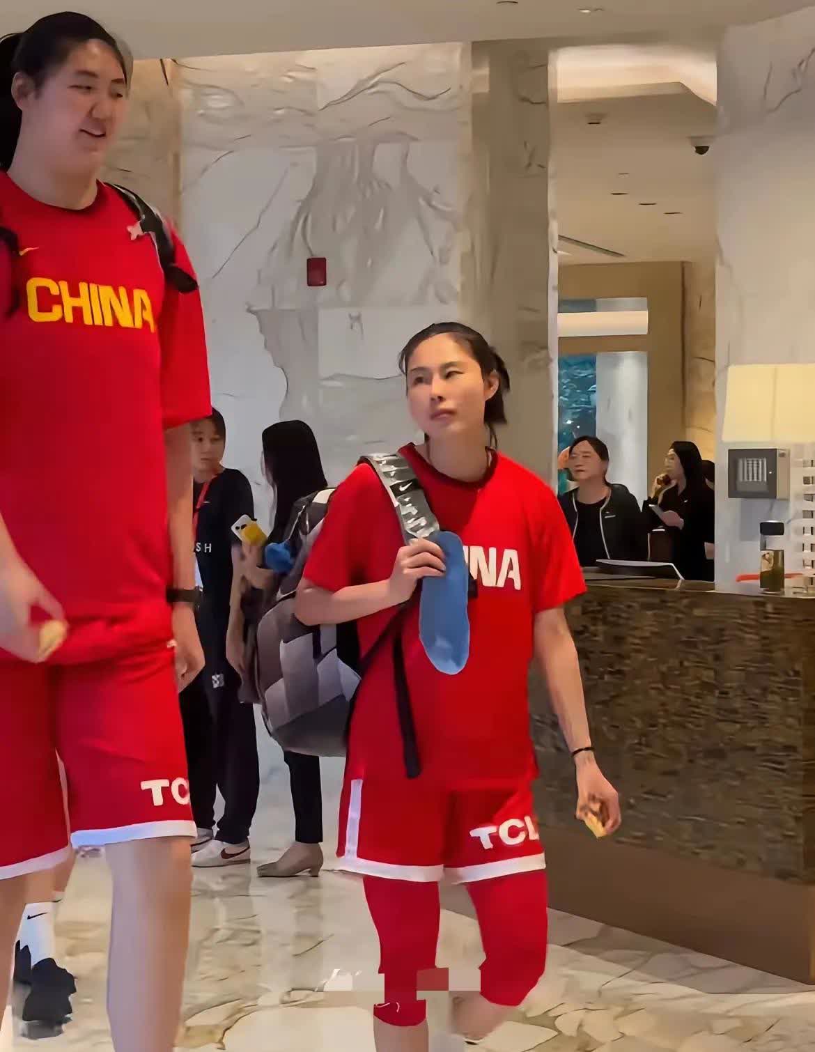 太气人了！难怪王思雨一上场，大伙就骂宫教练！换我我也骂！她才打12分钟，就拿下9