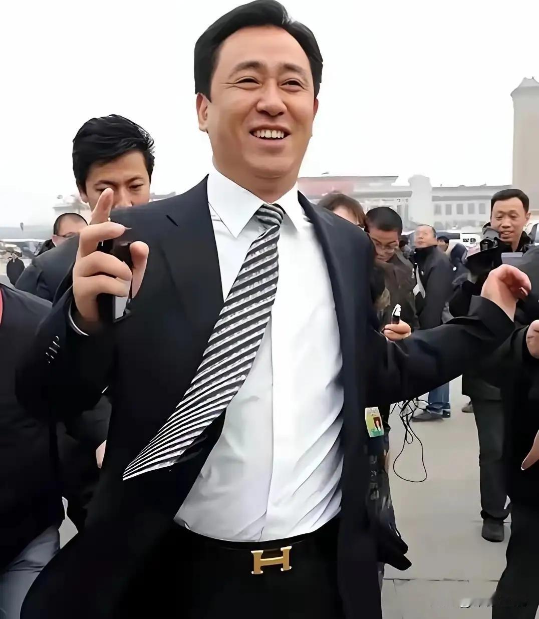 从巅峰到低谷，从意气风发到满头白发，“皮带哥”只用了十年时间，期间全国人民看着他