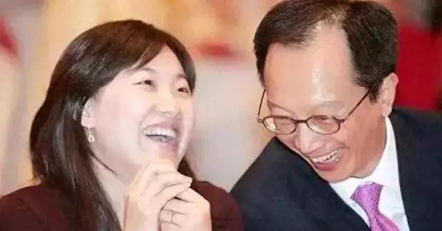 23年恩爱，说散就散？73岁梁锦松头发花白，背影佝偻，像被岁月抽了脊梁；47岁伏