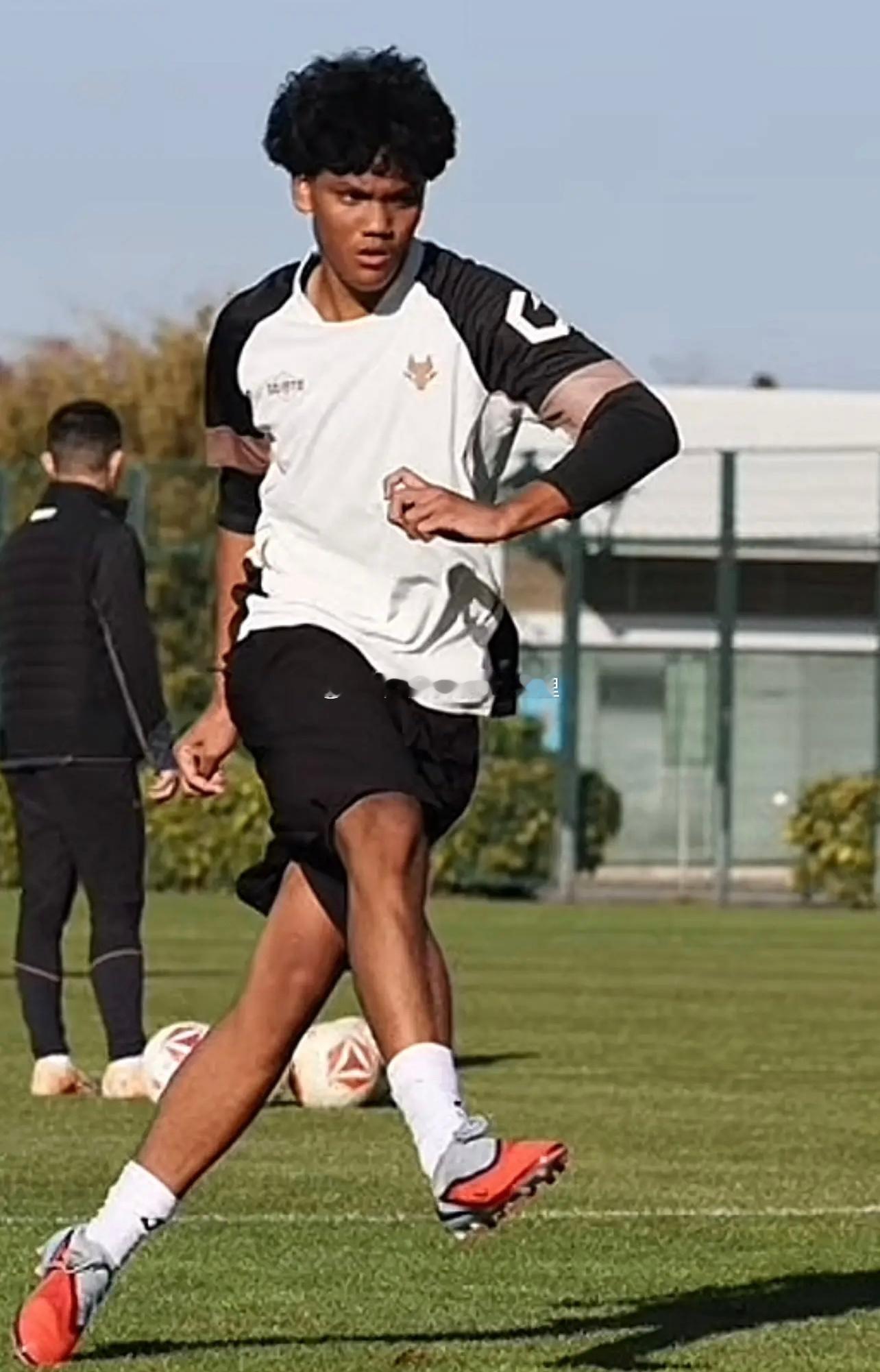 混血小将DenselLyafeiMoraisLiyun试训中甲陕西联合，球