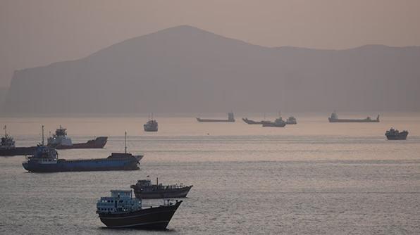 同一时间同一地点，伊朗说"我们击中了美军舰"，美国说"我们根本没被打"，两边