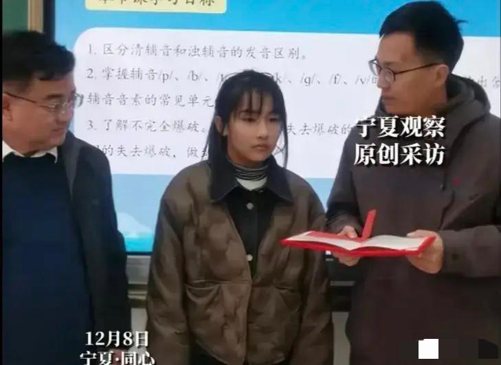 李佳婷救人新后续来了！宁夏观察的做法太惊艳了，他们没有把颁发荣誉证书的地点选在