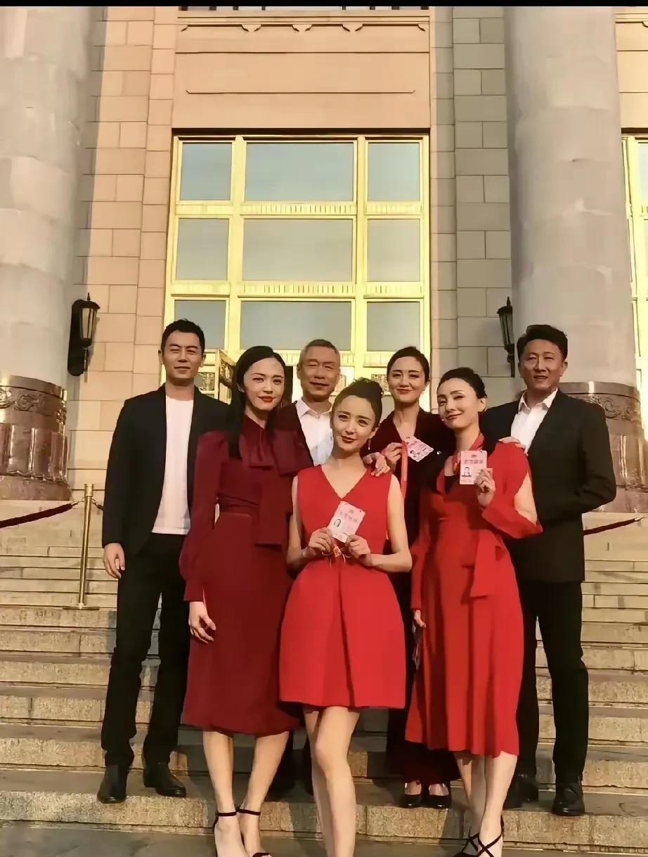 姚晨、佟丽娅、朱亚文与朱媛媛昔日合影曝光，画面中四人笑容灿烂，情谊满满。而今，这