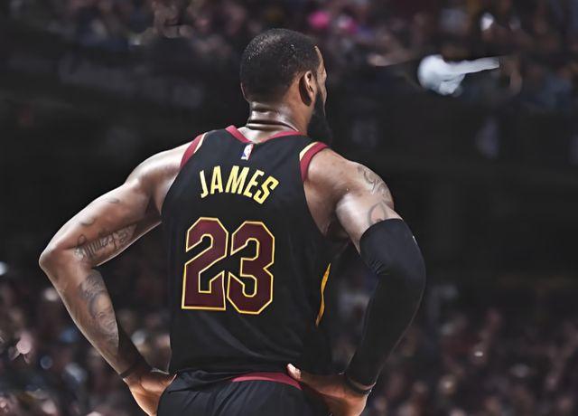 詹姆斯现在不值钱了？ 那个曾经一伸手就能签下天价合同、走到哪儿都是主角的詹姆