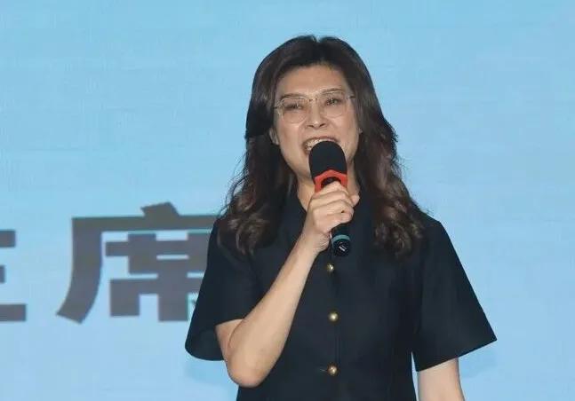 距离7月25日国民党全代会还有十来天，郑丽文这几天在澎湖跑行动中常会，嘴上还喊着