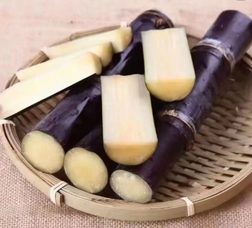 谁教你这样吃甘蔗的甘蔗的正确吃法是削皮后直接啃咬，但有人切成小段煮水喝，有人榨成