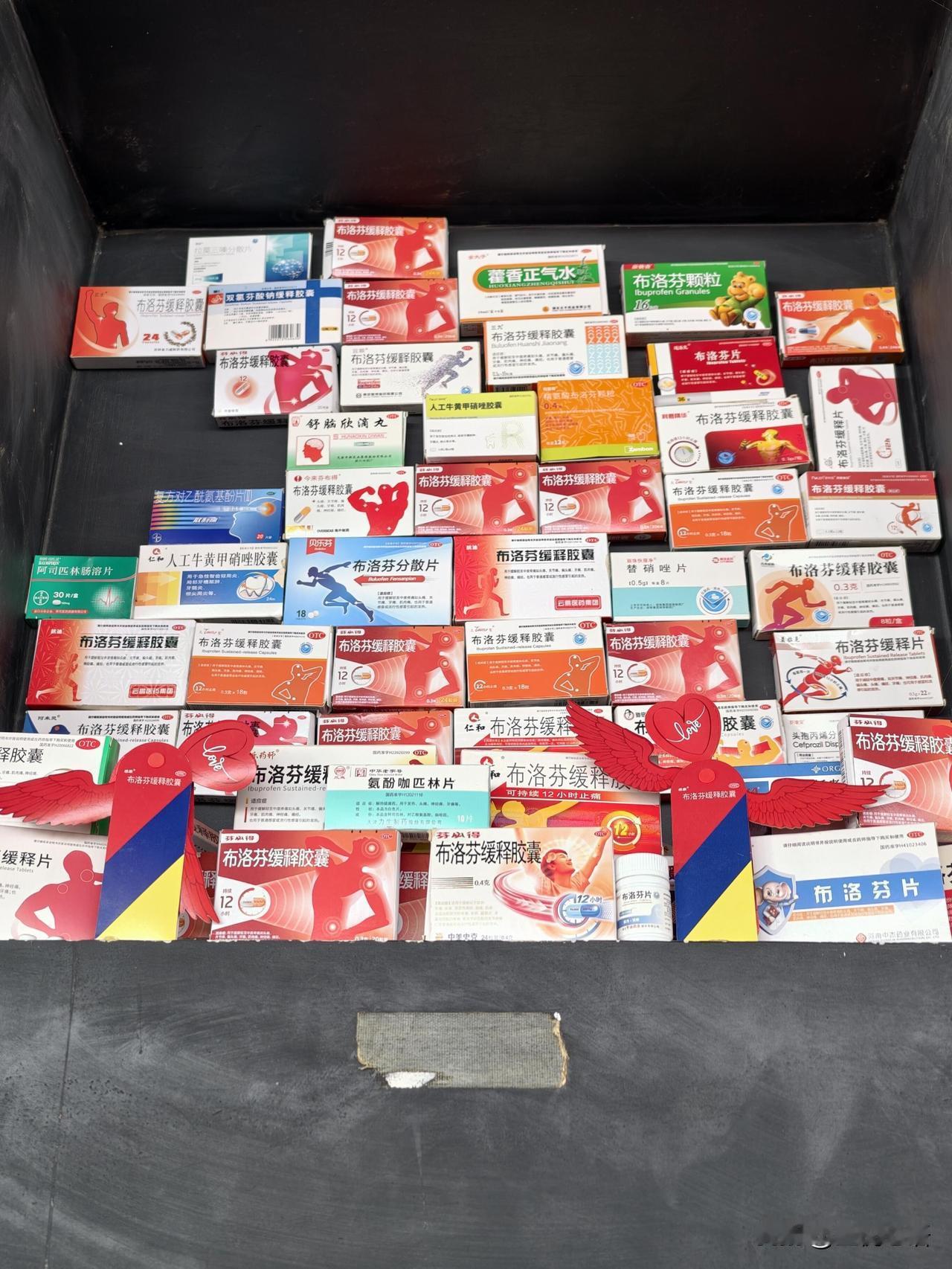 曹操墓全是布洛芬，心疼曹哥！曹操高陵遗址博物馆里，魏武帝的墓前堆满了布洛芬