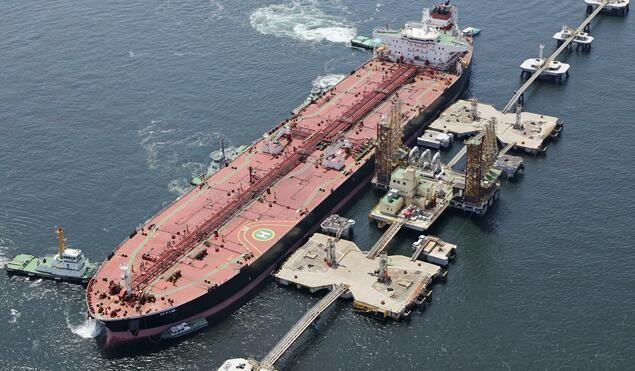 日本真喝上美国原油了！4月26号，一艘装着美国原油的油轮，开到了日本东京湾。