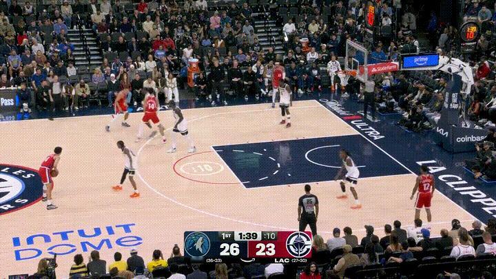 快船新秀尼德豪泽真是太残暴了！在今天快船主场迎战森林狼的比赛中，当时比赛进行到了