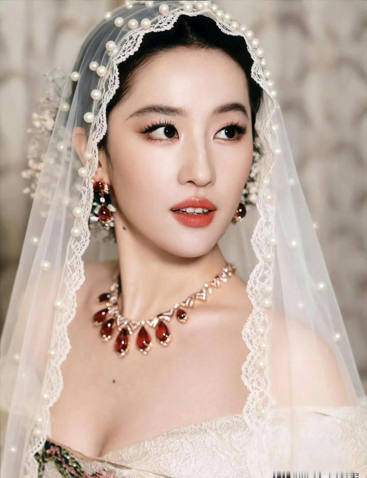 刘亦菲头上那撮满天星，没用一颗钻石。红毯不是拍卖场，花比钻更耐看。陈漫团队把