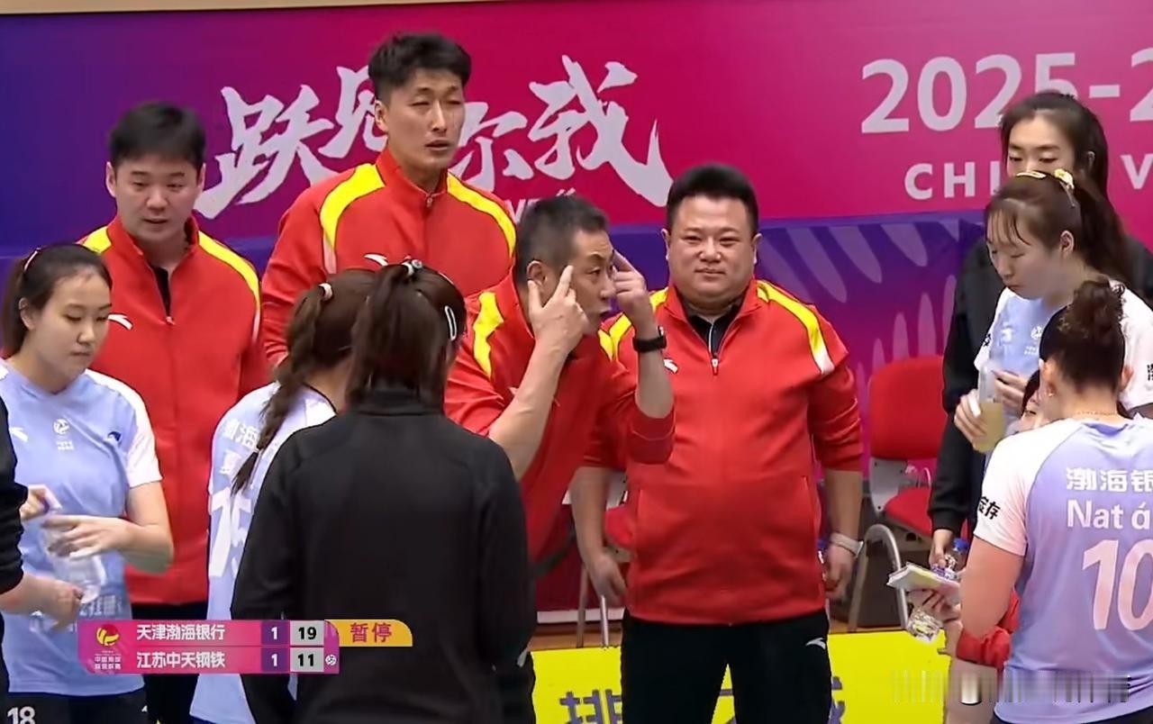 陈方要朱航霆“用脑子打球”。天津女排主场对阵江苏队的第三局，大比分领先之际被江苏