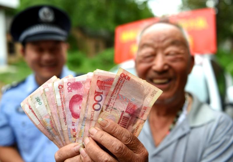 诈骗团伙的“跑分车手”分赃途中遇到两名刑警。刑警半个小时之内破案，追回38万赃款