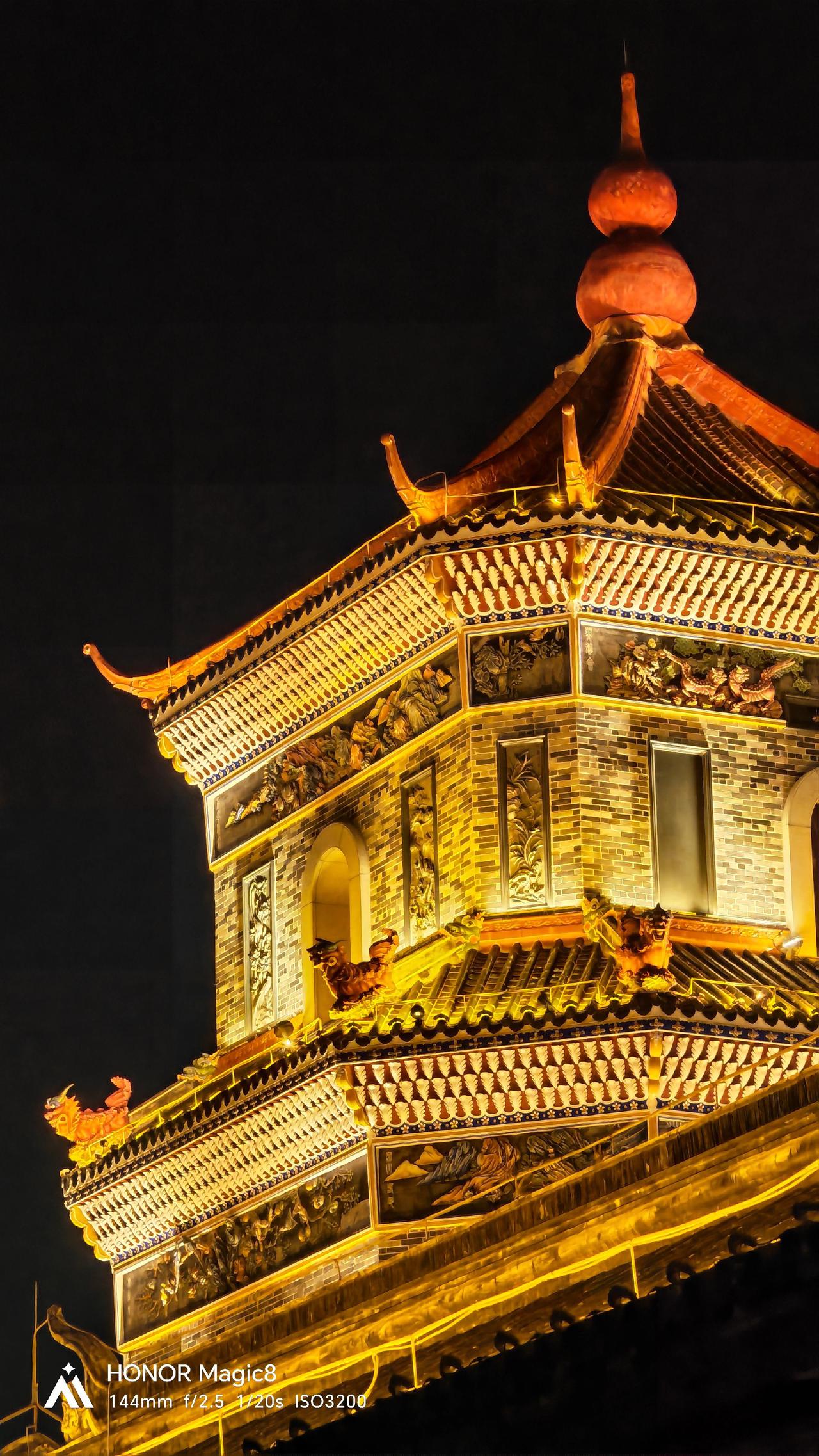 昨天有位朋友让我分享一下荣耀Magic8的“超夜神”长焦实拍表现。今晚我特地拍了