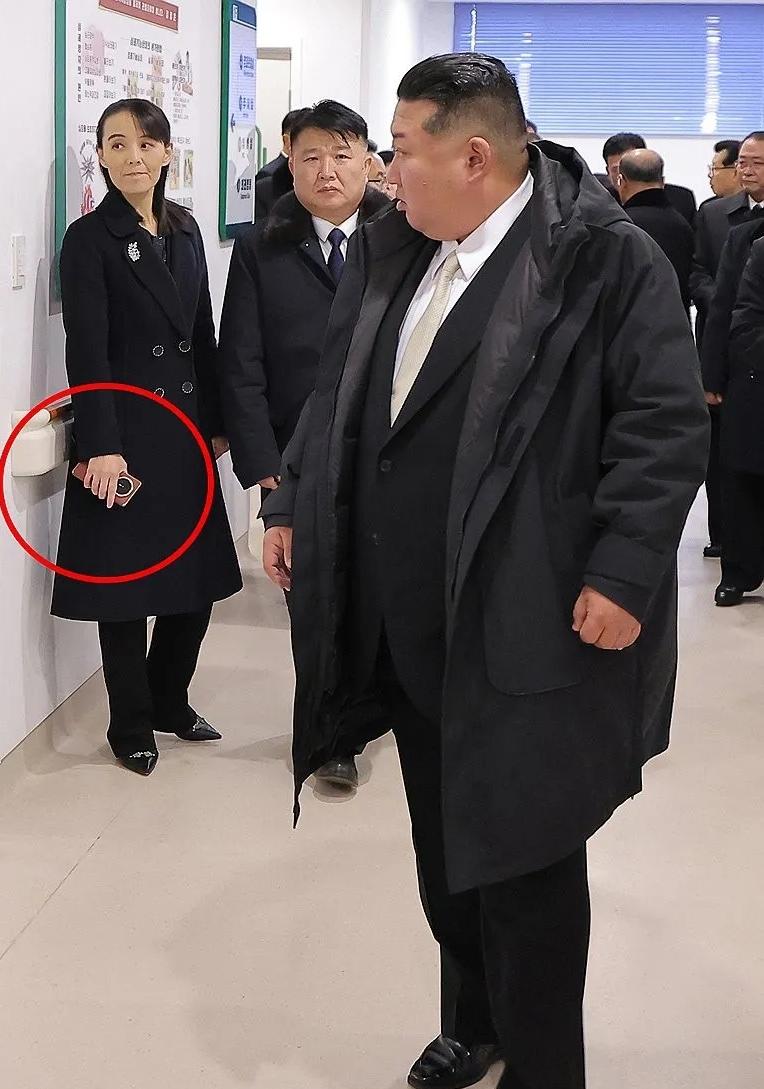 这照片真是给韩国媒体整破防了！金与正手里拿的既不是自家的“阿里郎”，也不是隔壁的