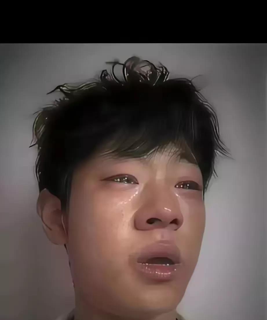 大儿子竟然哭了，他哭的不是后悔，他哭的不是打了他的养父，他哭的是到底谁才是他的亲